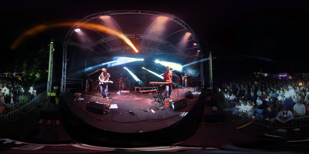 Equirectangular-Projektion von acht 2.6K Videoaufnahmen bei einem Konzert, aufgenommen mit GIT-2 Kameras auf einem 3D-gedruckten Gestell